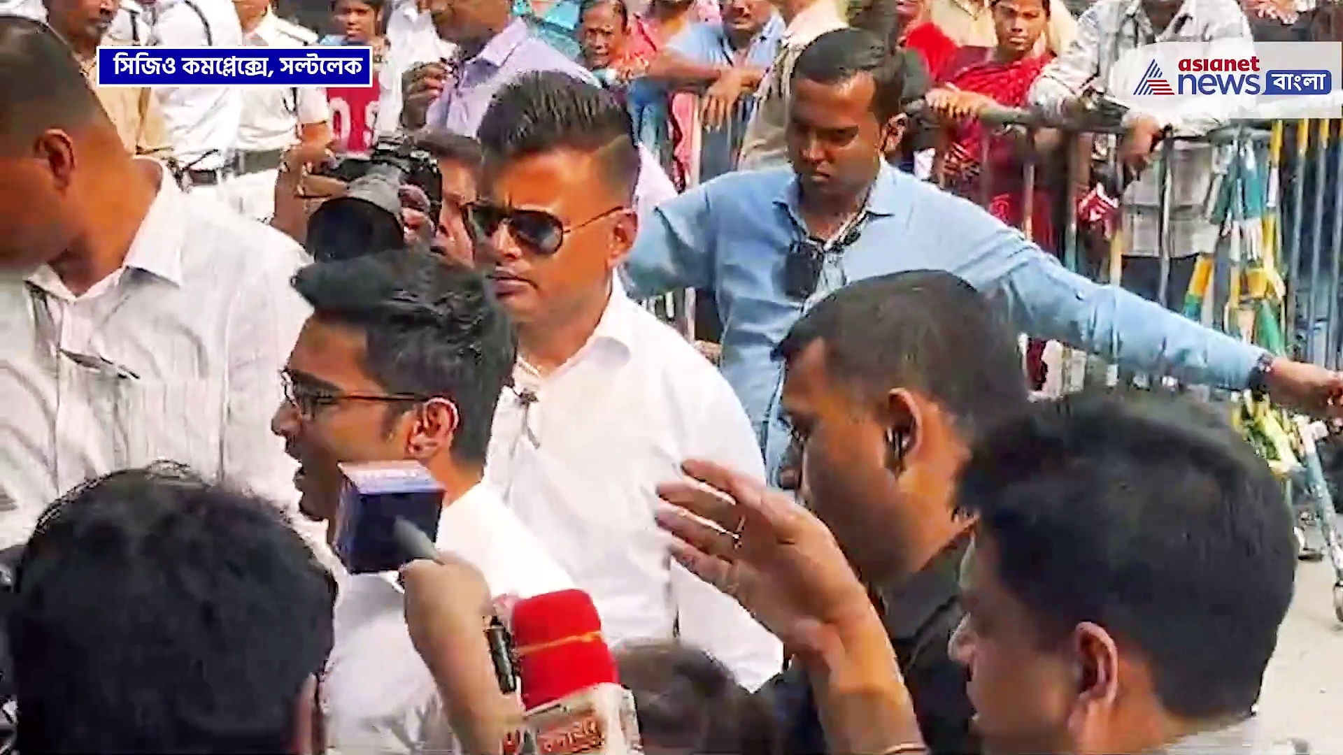 'মহুয়া মৈত্র একাই যথেষ্ট, নিজেই লড়ে নেবে' পাশে থেকেও এমন বার্তা অভিষেকের!