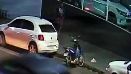 Homem é flagrado furtando moto na Rua Cuiabá