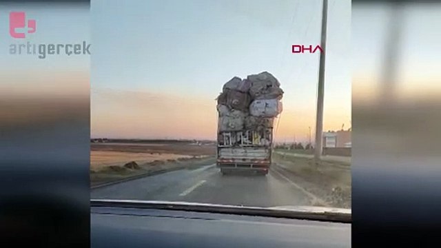 Aşırı yüklü kamyonun tehlikeli yolculuğu kamerada
