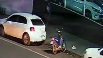 Homem é flagrado furtando moto na Rua Cuiabá