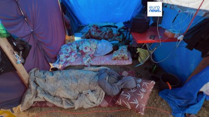 شاهد: بدون طعام وماء.. نازحون في خان يونس يفترشون باحات مستشفى النصر