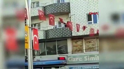 Alev alan tüpü balkondan kalabalığın arasına fırlattı!