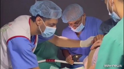 Gaza, i medici operano con lampade frontali quando manca la corrente