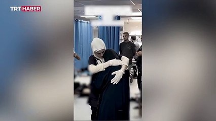 Gazze'deki Doktor Sara acılı bir kadına yaslanacak omuz oluyor