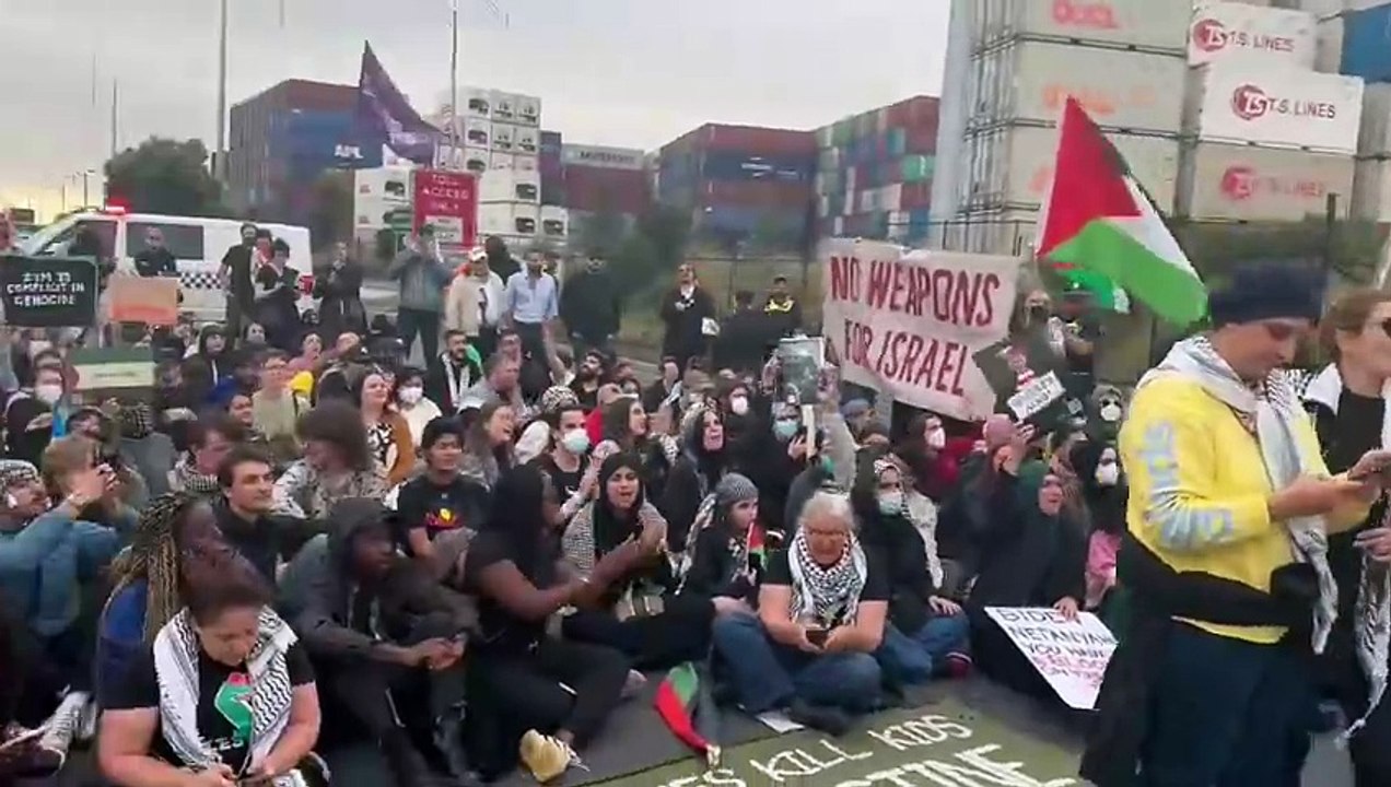 Filistin için İsrail tırlarının yolunu kestiler