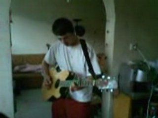 J-r qui joue de la guitare
