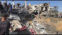 Palestinesi cercano sopravvissuti dopo l'attacco israeliano a Rafah