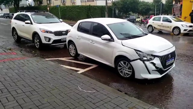 Peugeot e Kia Sorento se envolvem em na colisão no cruzamento da Rua Mato Grosso e Voluntários da Pátria