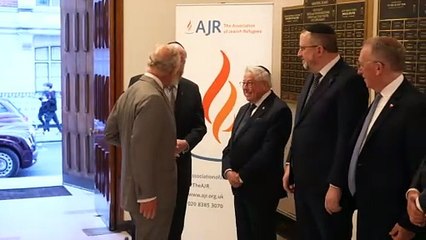 King visits Jewish refugees on anniversary of Kristallnacht