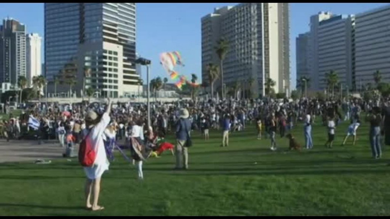 Aquiloni nel cielo di Tel Aviv per chiedere rilascio ostaggi