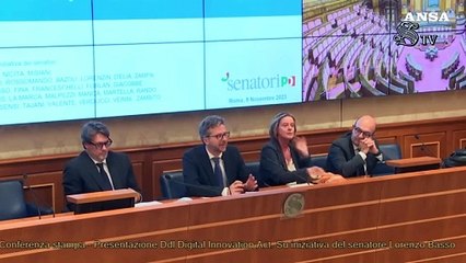 Senato, rappresentanti Pd mostrano video con finto discorso Meloni