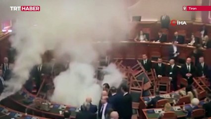 Arnavutluk parlamentosunda sis bombası atıldı