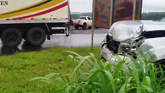 Hilux e Frontier se envolvem em acidente nas proximidades do Núcleo Industrial