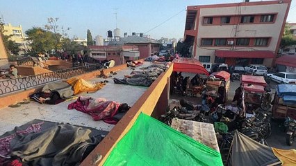 Displaced Gazans camp outside Khan Yunis hospital in the south