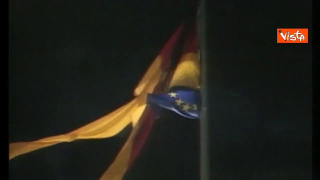 Anniversario crollo muro Berlino, ecco la bandiera Ue che sventola a fianco di quella tedesca