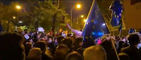 Crits contra Puigdemont a la manifestació contra el pacte d'investidura Junts-PSOE
