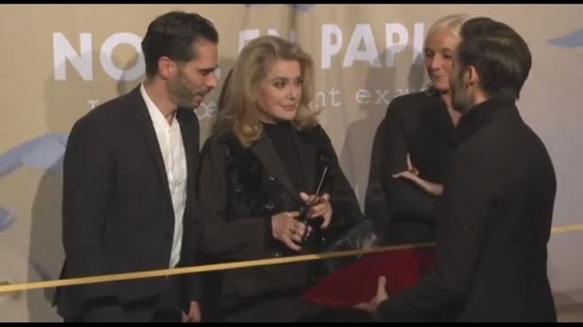 Catherine Deneuve inaugura le vetrine natalizie di Printemps