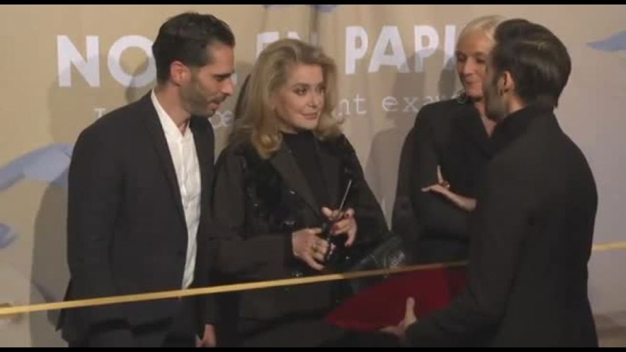 Catherine Deneuve inaugura le vetrine natalizie di Printemps