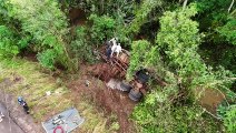Cabine de caminhão fica submersa em riacho e motorista fica preso às ferragens após acidente em Nova Laranjeiras