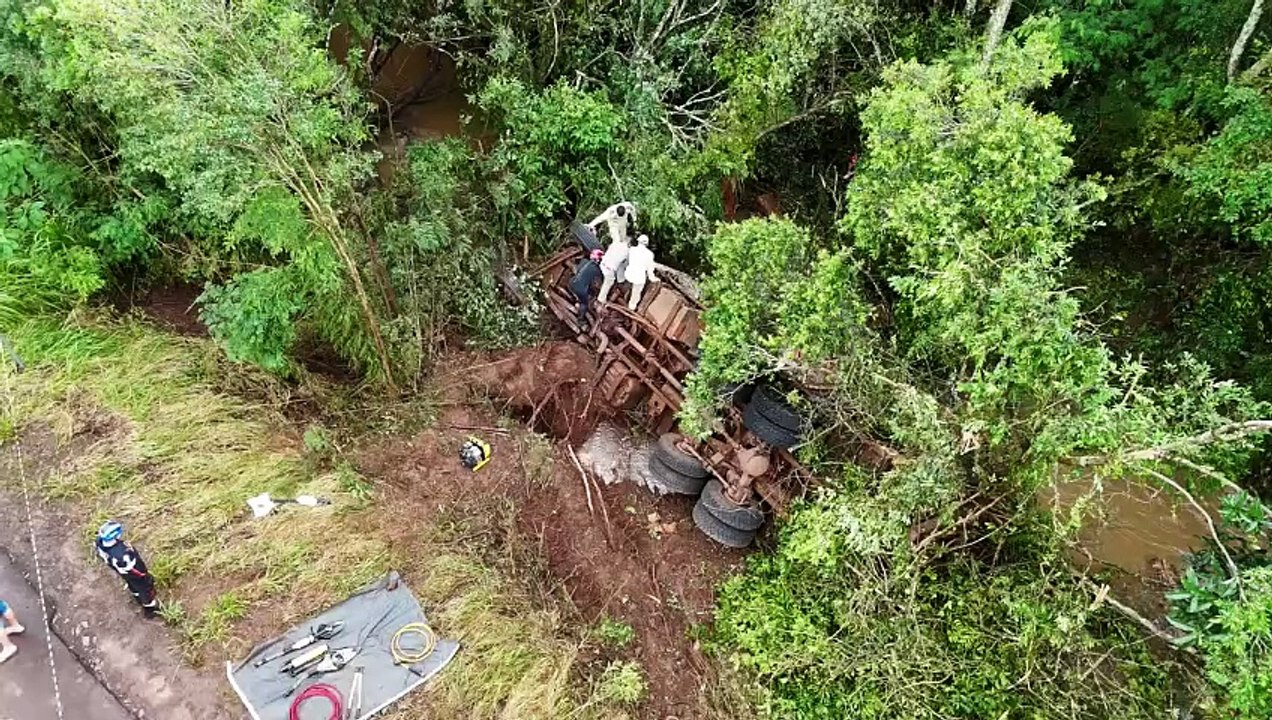 Cabine de caminhão fica submersa em riacho e motorista fica preso às ferragens após acidente em Nova Laranjeiras