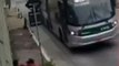 Motorista e passageiros descem de ônibus e salvam mulher de tentativa de estupro