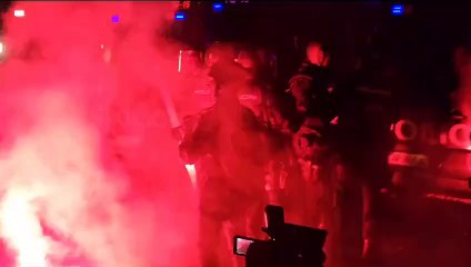 Los radicales lanzan petardos y bengalas a la policía