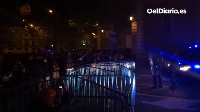 Cantan el 'Cara al sol' y hacen el saludo fascista en la manifestación frente a Ferraz