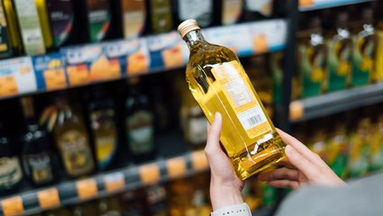 The Difference Between Olive Oil and Vegetable Oil—and When to Use Each in Your Cooking