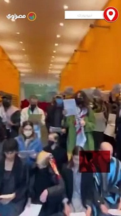 صحفيون أمريكيون ينظمون وقفة داخل مبنى صحيفة "نيويورك تايمز" ويرددون أسماء الشهداء في غزة