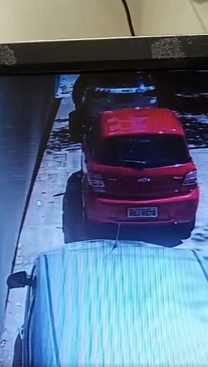 Homem furta fuzil após arrombar viatura da Polí...