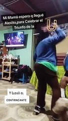 Madre esperó que llegue su hijo para celebrar el triunfo de la 'U'