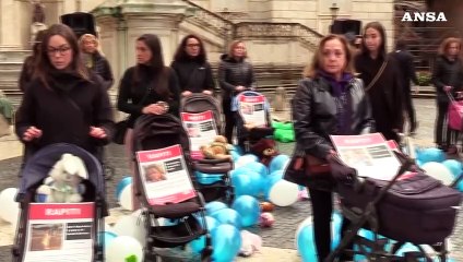 Israele, passeggini vuoti in Campidoglio, ' i nostri bimbi tornino a casa'