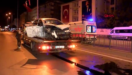 Avcılar'da Kontrolden Çıkan Otomobil Demir Korkuluklara ve Taksiye Çarptı