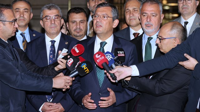 Özgür Özel'den adalet nöbeti açıklaması: 15 Temmuz'da topla tüfekle yapılan darbe girişimi, bugün Yargıtay tarafından kalemle, imzayla yapılıyor