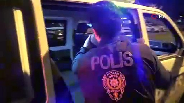 Hükümlü, polisi ezip kaçmak istedi, polisler aracın lastiklerine ateş edip yakaladı
