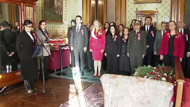 Büyük Önder Atatürk, 85 yıl önce ebediyete intikal ettiği Dolmabahçe Sarayı'ndaki odasında törenle anıldı.