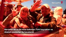 Nevşehir'de sıcak hava balonları Türk bayrakları ve Atatürk posterleri ile havalandı
