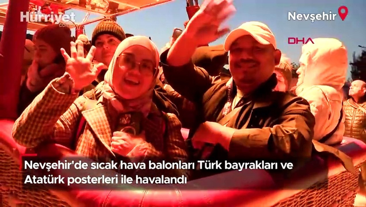 Nevşehir'de sıcak hava balonları Türk bayrakları ve Atatürk posterleri ile havalandı