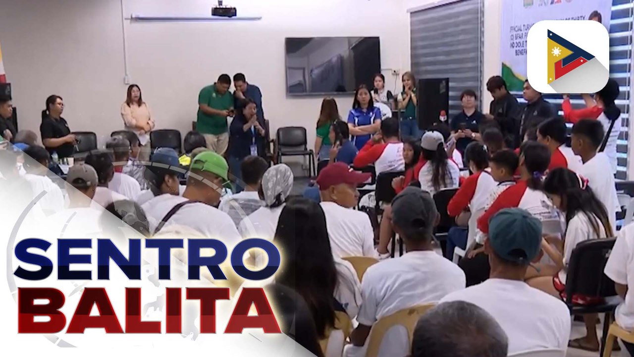 30 fiberglass boats, ipinamigay ng pamahalaan sa mga mangingisda sa Navotas