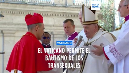 El Vaticano confirma que una persona transexual puede ser bautizada, "aunque con condiciones"