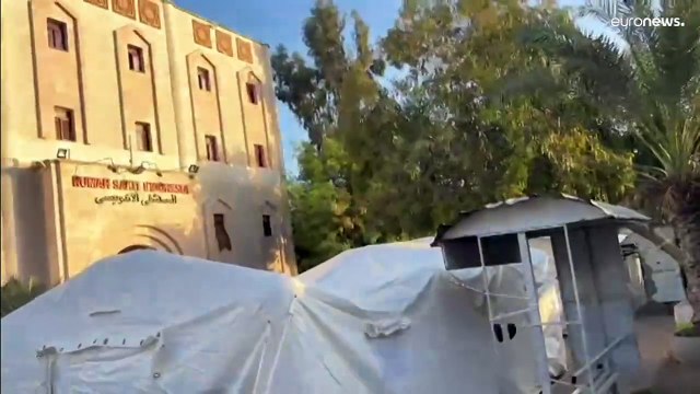 شاهد: فلسطينيون يهرعون للاحتماء من القصف الإسرائيلي بمحيط المستشفى الإندونيسي