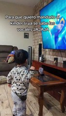 Niño sorprende al aprender las vocales al ritmo de reguetón