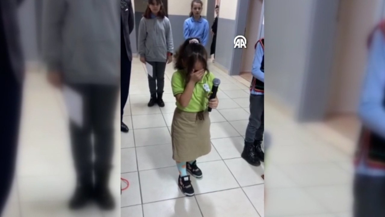 İlkokul öğrencisi "Atatürk" şiirini gözyaşlarıyla okudu
