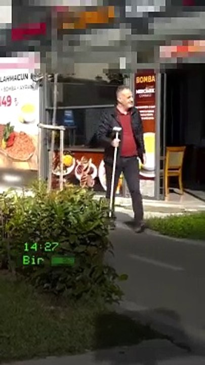 Ünlü televizyoncudan dikkat çeken protesto! Kafeye hoparlör yerleştirip zulmü anlattı