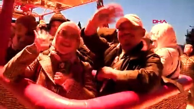 Kapadokya'da balonlar Türk bayrağı ve Atatürk posteriyle uçtu