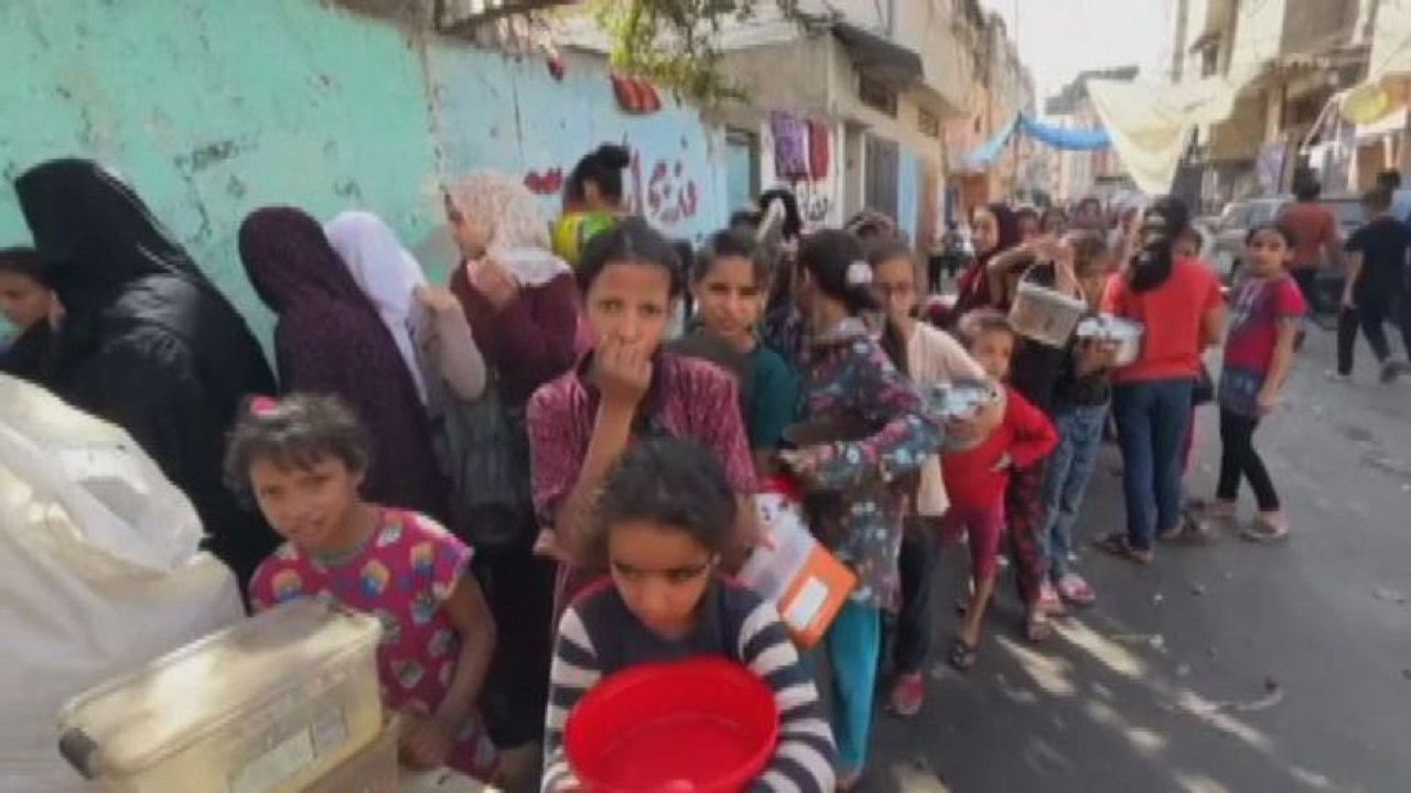 Centinaia di palestinesi in fila per un pasto caldo