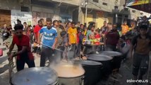 Centinaia di palestinesi in fila per un pasto caldo