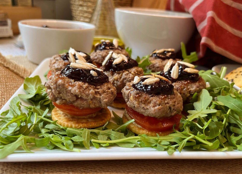 Canapés de hamburguesa para el aperitivo - Cocina Fácil