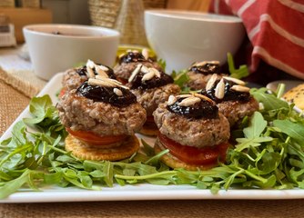 Canapés de hamburguesa para el aperitivo - Cocina Fácil