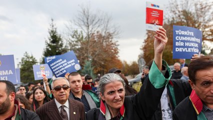 Avukatlar ellerinde Anayasa kitapçığı ile Yargıtay'a yürüdü: "Rejim değişikliğine izin vermiyoruz"